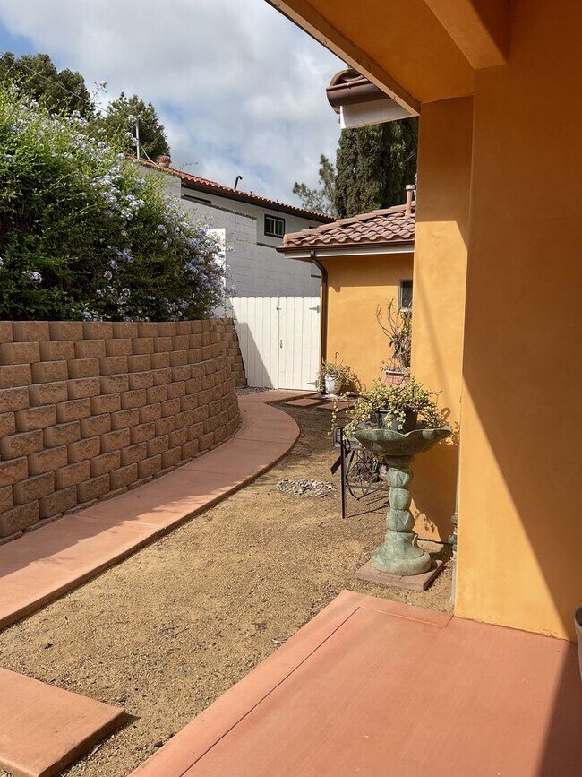 Building Photo - Large Private Yard with View- 1BD/BA ADU
