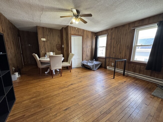 Building Photo - 631 Walnut St