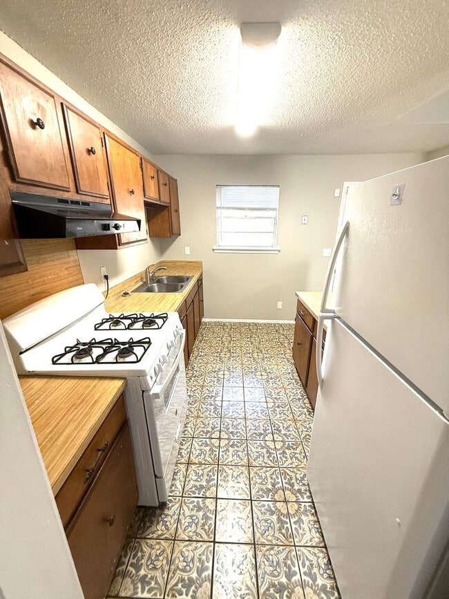 Building Photo - ** 3 Bed 2 Bath located in Regency Park ** call 334-366-9198 to schedule a self showing