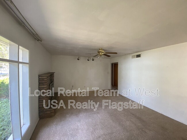 Building Photo - 2830 N Schevene Blvd