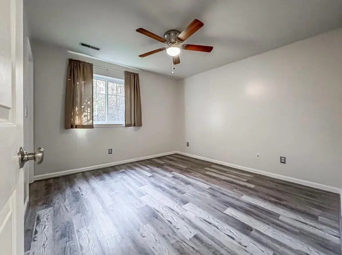 Building Photo - 648 Friars Ln