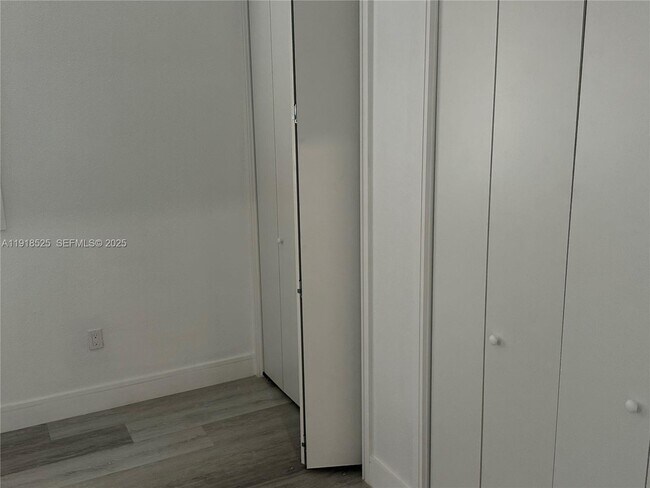 Building Photo - 1308 NW 13th Ct