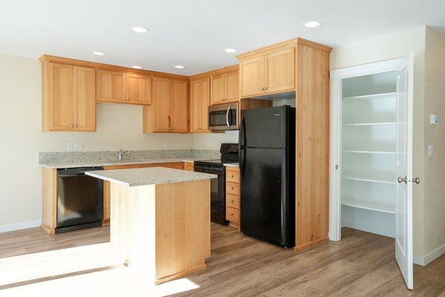 Building Photo - MOVE IN SPECIAL: HALF OFF FIRST MONTH'S RE...