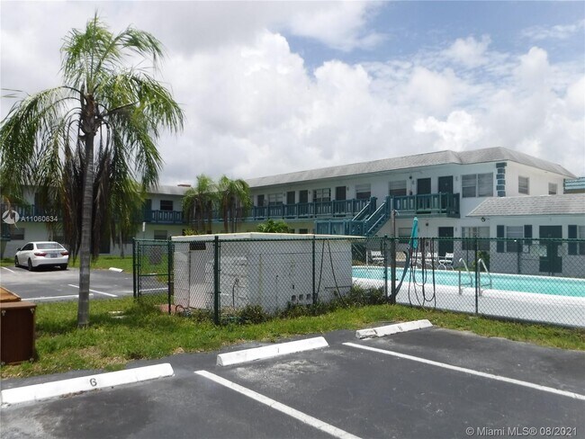 Building Photo - 1045 NE 39th Dr