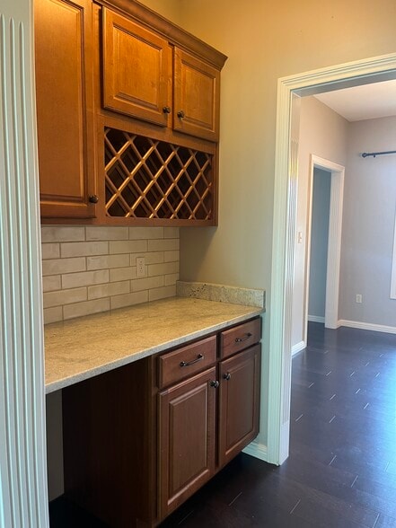 Building Photo - 1025 Vineyard Way