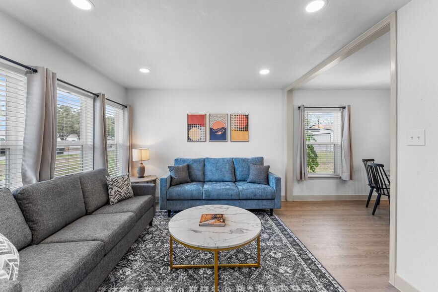 Building Photo - 4222 Sherwood Dr