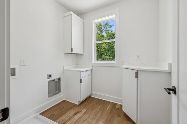 Building Photo - "Spacious 4-Bed, 4-Bath Gem in Nashville -...