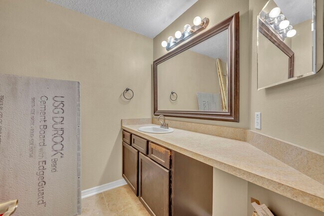 Building Photo - Oviedo Condo One-bedroom Available UTILITIES included.