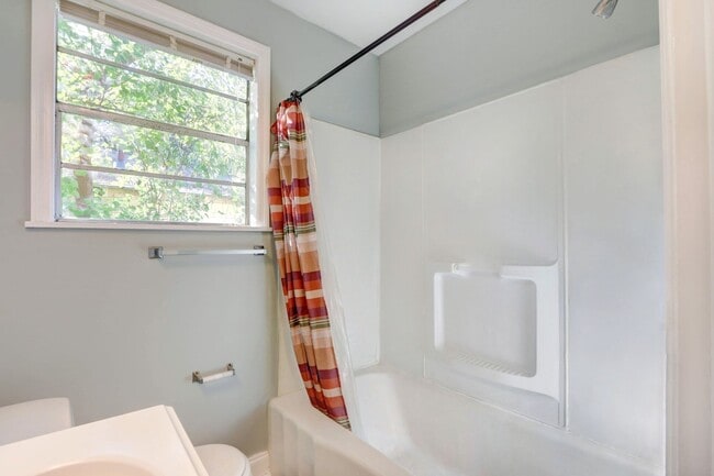 Building Photo - Single Family 2.5 bd, 1 ba close to Forsyth Park, Historic District