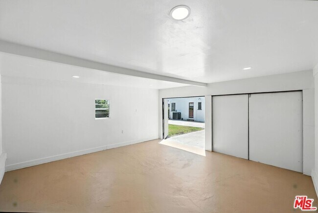 Building Photo - 330 N La Jolla Ave