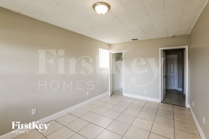 Building Photo - 7171 SW 10th Ct