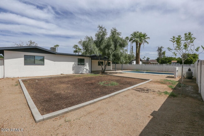 Building Photo - 1817 E Alameda Dr