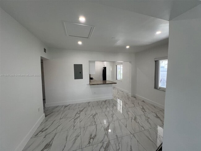 Building Photo - 750 E 42nd St