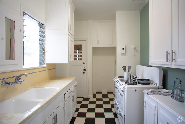 2BR, 1.5 BA - 221 S Gramercy Pl