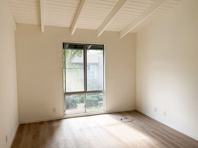 Building Photo - 6639 Green Valley Cir
