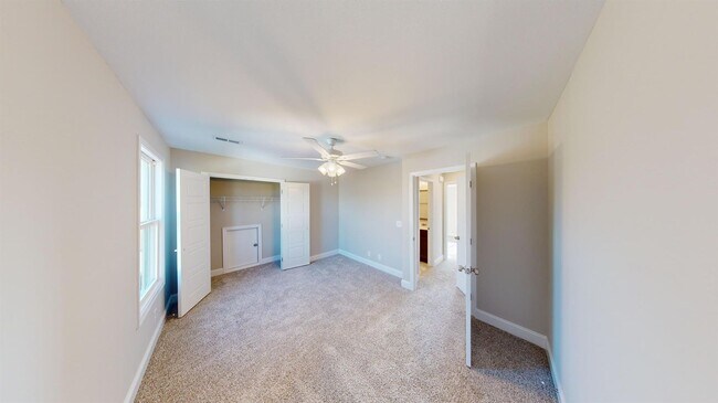 Building Photo - 3 bedrooms almost brand new house