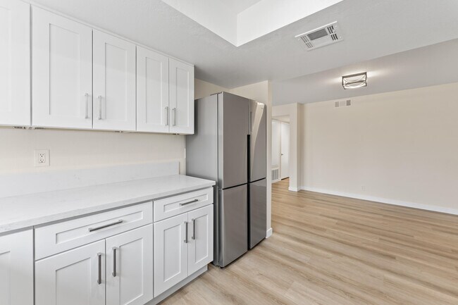 Building Photo - 505 S Farrell Dr