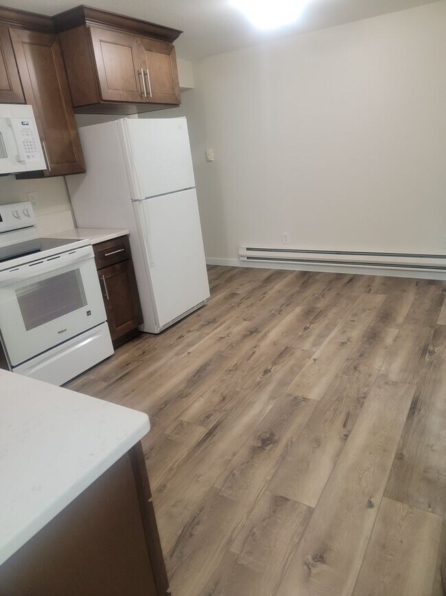 Building Photo - University Place Ground Floor Apartment Home, Newly refurbished "Somerset Place"  2 Bedroom, 1 1/...