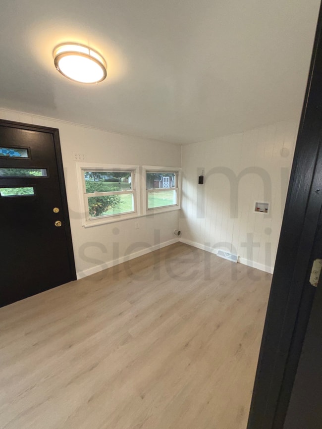 Building Photo - 3 Bedroom 1 1/2 Bathroom Home in Greenwich!!