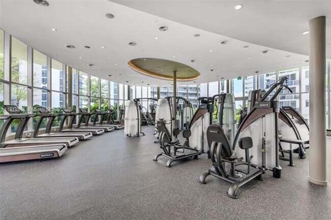 Building Photo - 700 NE 24th St