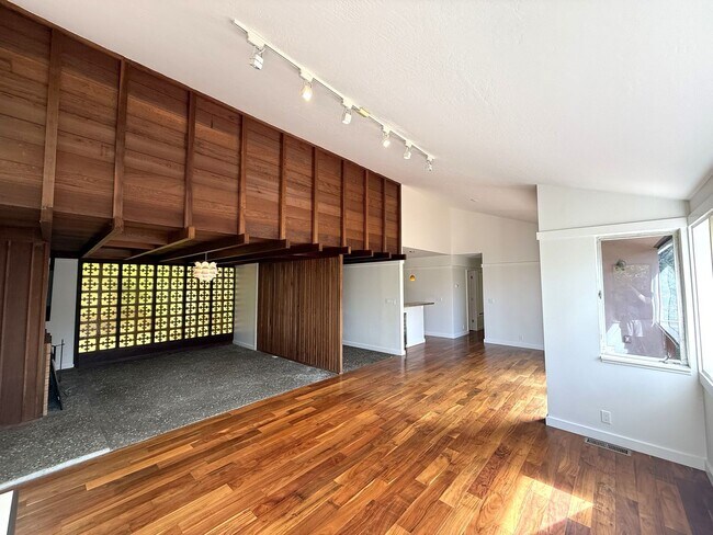 Building Photo - UNIQUE THREE BEDROOM TWO BATH MODERNIST MI...