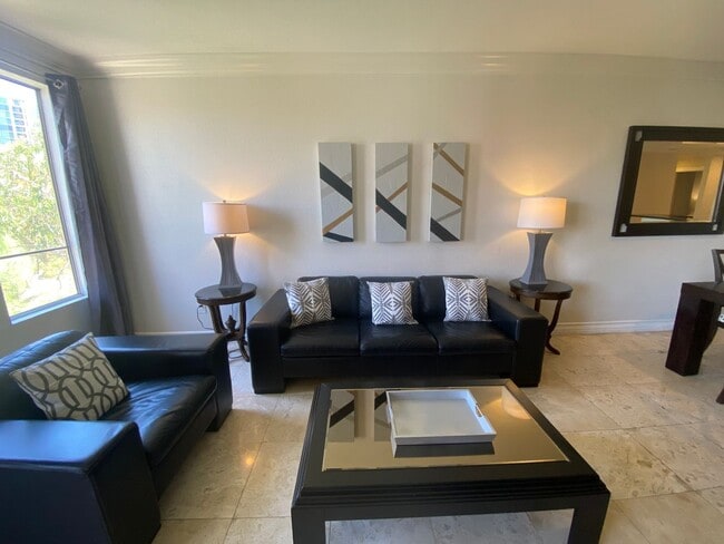 Building Photo - Amazing 2 bedroom furnished condo 1 block ...