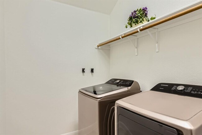 Building Photo - 1332 Modoc Wy