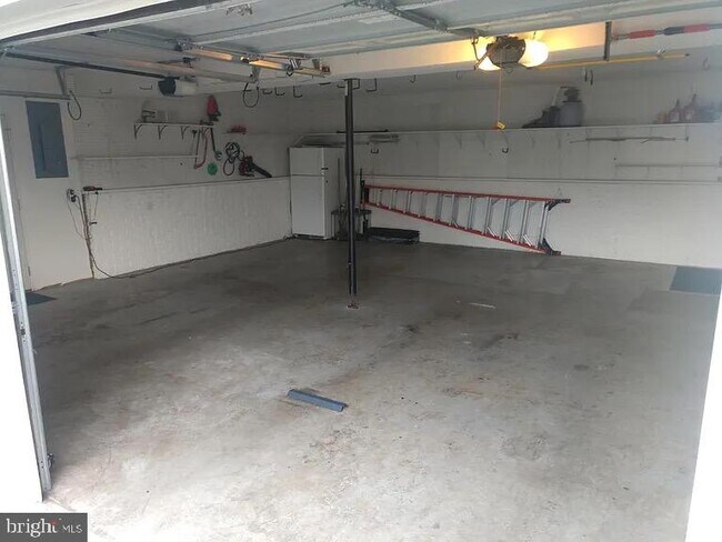Building Photo - 356 Oak Lee Dr