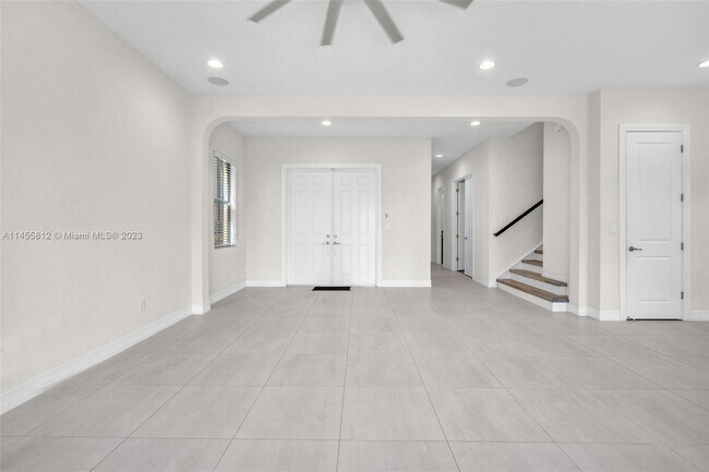 Building Photo - 855 SW 113th Ln