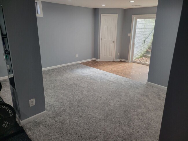 Building Photo - Gorgeous 4,000sqft  5-bed 3.5-bath Home near Chantilly Economic corridor