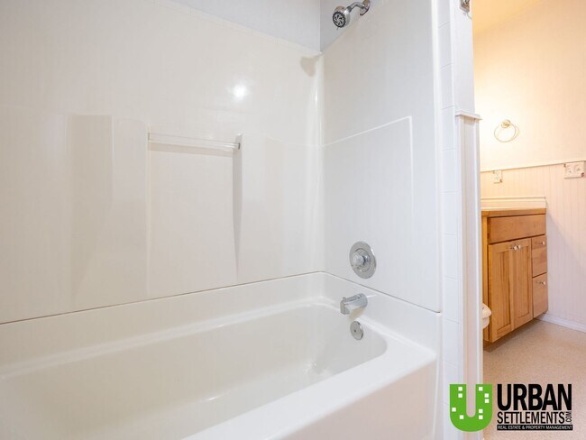 Building Photo - West Hills Gem – Space, Style & Prime Location!