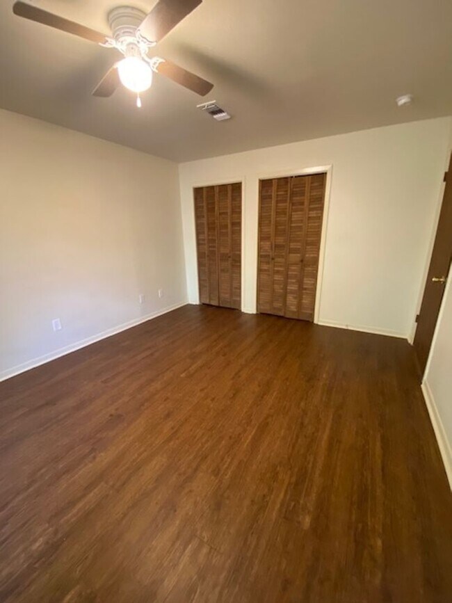 Building Photo - 2bed/1bath Duplex Available for Lease in L...