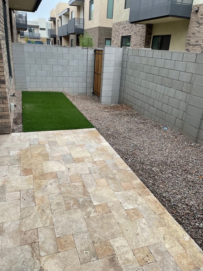 Building Photo - 901 S Smith Rd