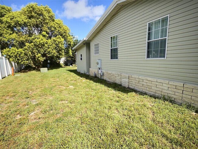 Building Photo - 136 Pindo Palm St W
