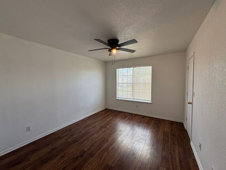 Building Photo - 2804 Leroy Cir