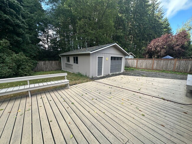 Building Photo - Spacious Home In Peaceful Setting!