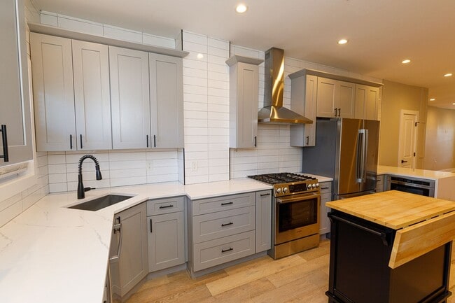 Building Photo - Beautifully Updated 4 Bed/3.5 Bath Row-Hom...