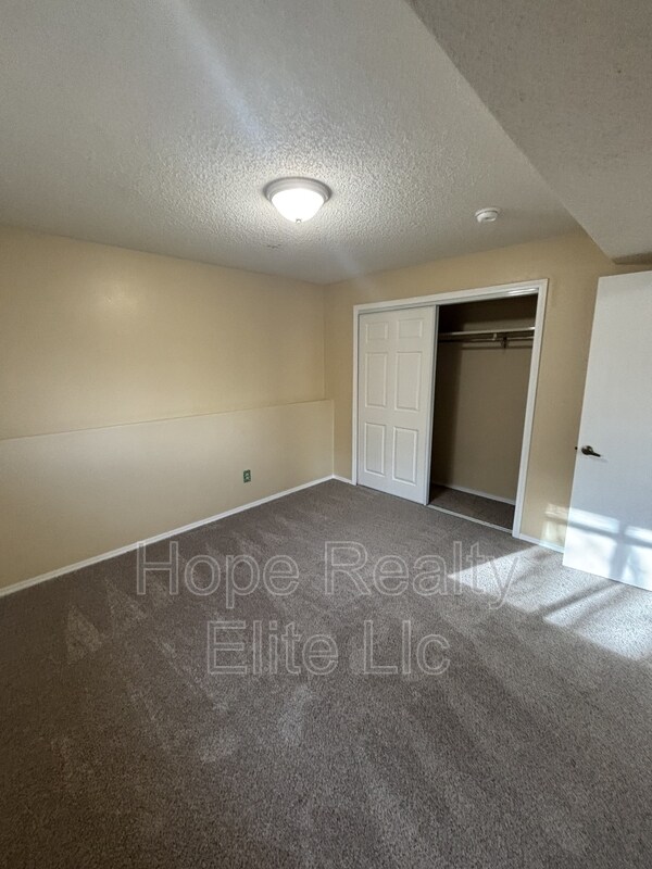 Building Photo - 902 Rancher Dr