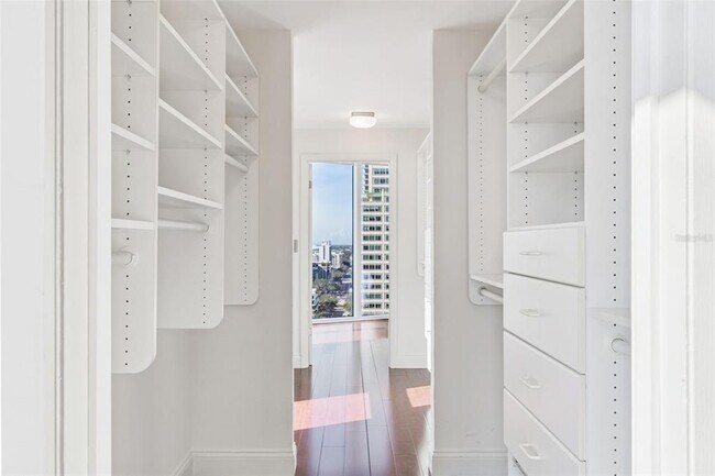 Building Photo - 1 Beach Dr SE