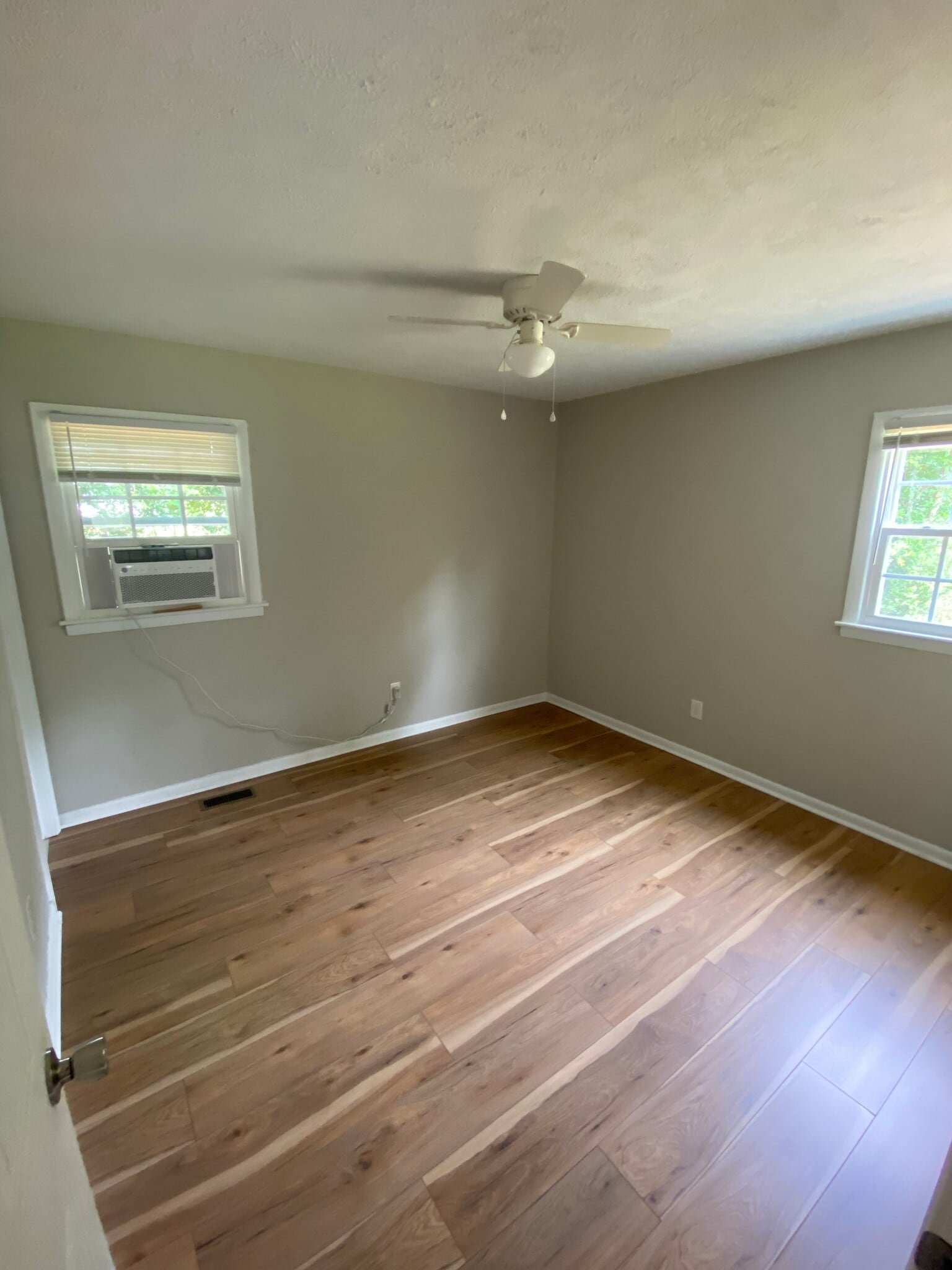 Master bedroom w/ attached 1/2 bath - 1634 Shaw Rd