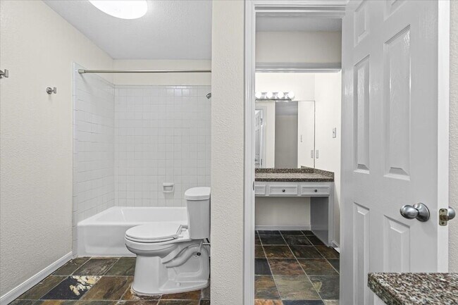 Building Photo - Very cute Lakeway duplex