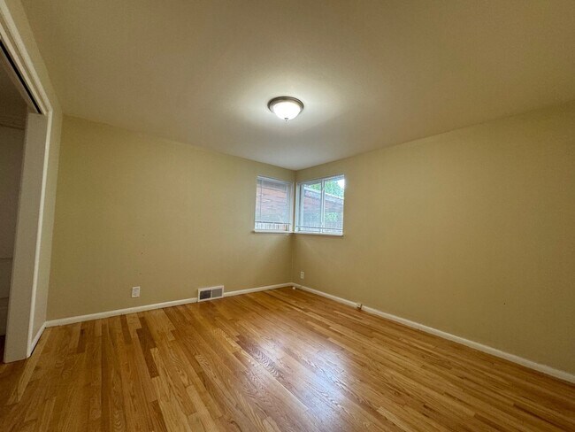 Building Photo - Charming rambler 2 bed 1 bath and office s...