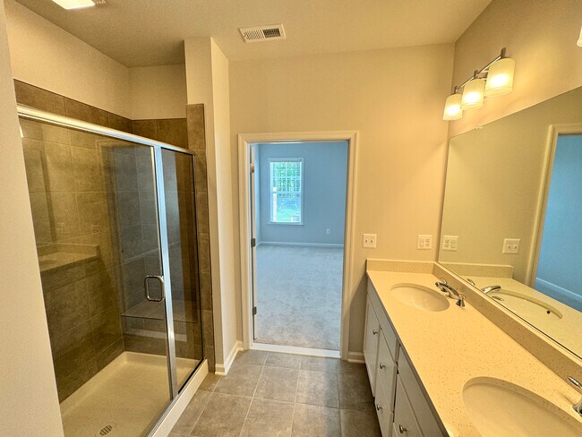 Building Photo - 701 Englewood Farms Dr