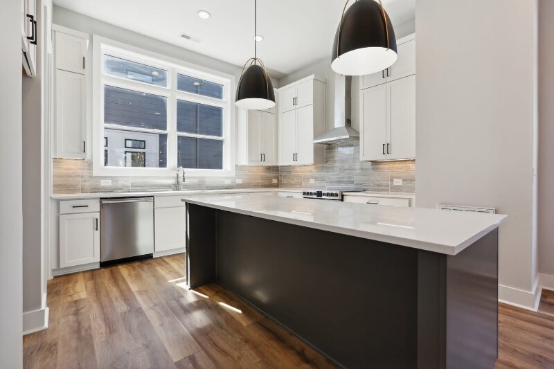 Building Photo - 107 E 9th St