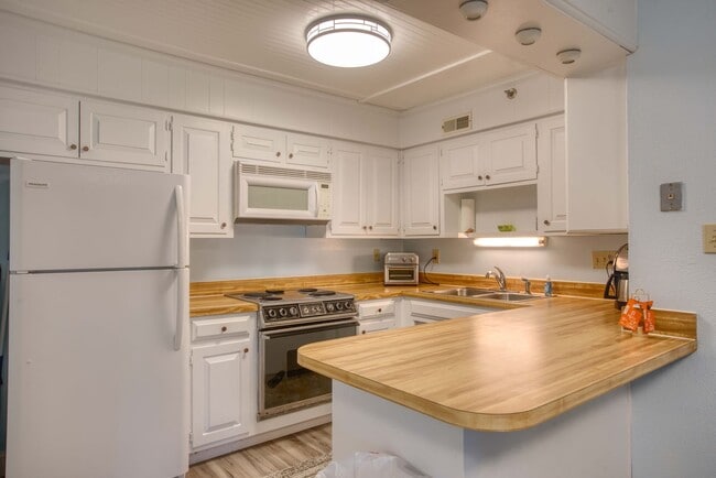 Building Photo - Winter Rental – Ocean View Condo | 2 Bed, 2 Bath – Fully Furnished | Utilities Included