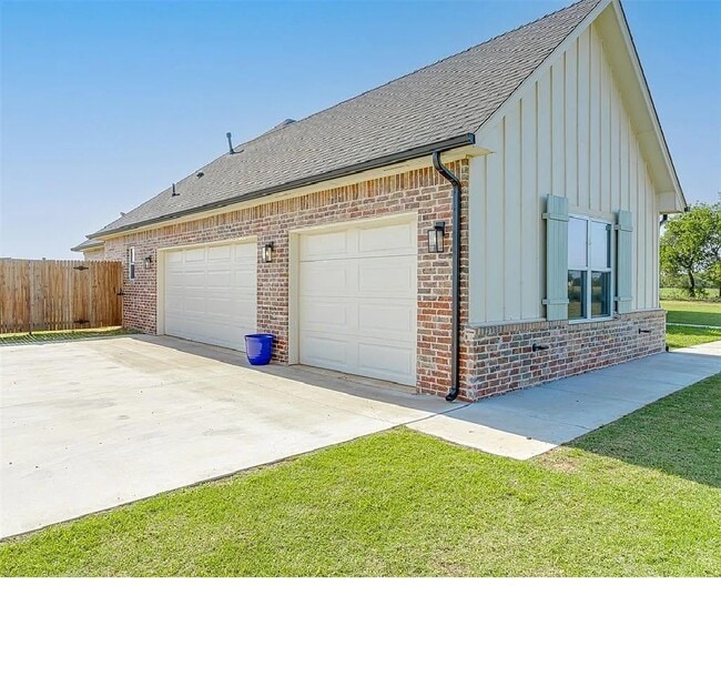 Building Photo - 22830 N Rockwell Ave