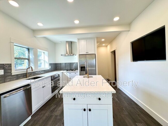 Building Photo - 3556 NE Sandy Blvd