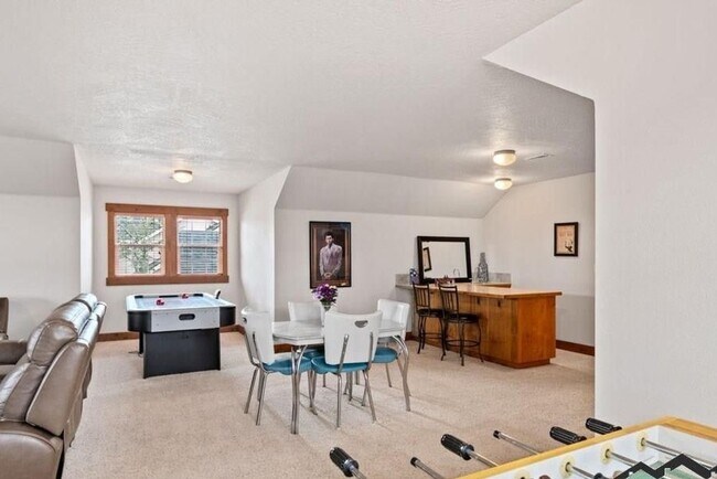 Building Photo - Beautiful 4 bedroom/3 full bath with Large...
