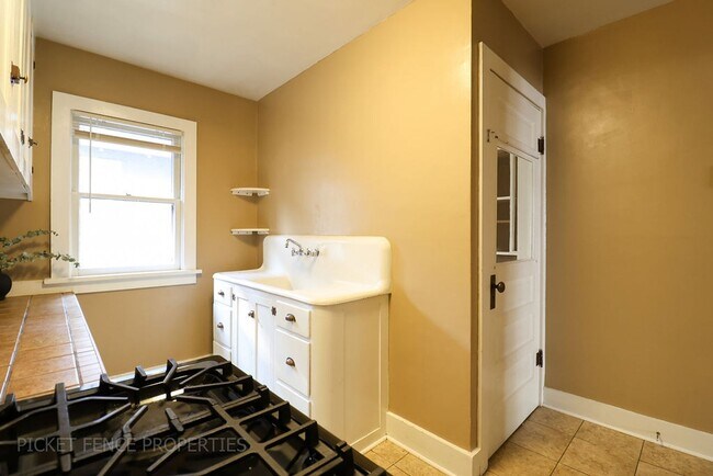 Building Photo - Beautiful Historic Two Bedroom Home