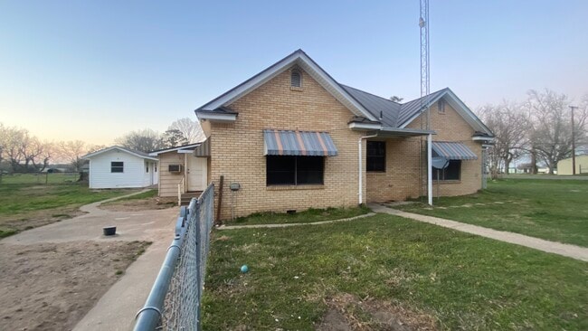 Building Photo - Farmhouse